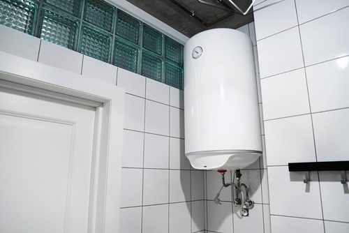 Contrôle d'un chauffe-eau mural lors d'un dépannage plomberie à Lille